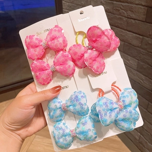 Esposizione manuale di elastici per capelli con fiocchi di paillettes rosa e blu