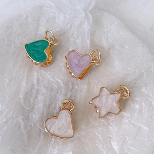 Lot de pinces à cheveux cœur et étoile aux couleurs bonbon avec placage or sur blanc