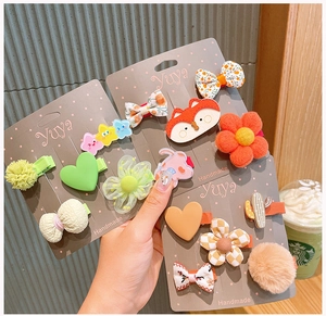 Détail de barrettes à fleurs en tissu et cœurs faites main sur carte Yuya