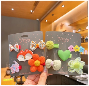 Détail de barrettes à cheveux faites main avec fleurs et motifs mignons pour filles