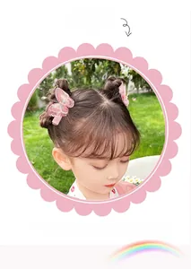 Détail de la pince à cheveux papillon brodée rose pour filles avec perles élégantes