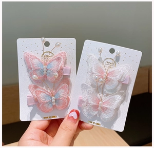 Vue détaillée de pinces à cheveux papillon en dentelle avec perles et broderies faites main