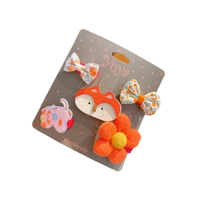 Ensemble de cinq barrettes à fleurs et animaux pour filles sur carte de présentation