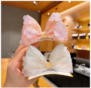 Détail de barrettes nœuds à paillettes et fleurs style coréen pour filles sur carte