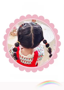 Gros plan d'élastiques à cheveux colorés pour enfants sur une tresse pour les détails