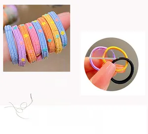 Détail de mini chouchous élastiques de 2cm avec imprimés étoiles pour petites filles