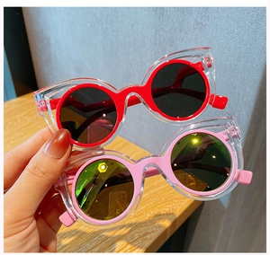 Detail of polarized round sunglasses with pink and red double-layered transparent frames