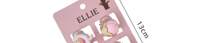 Detail von süßen Blumen-Haarspangen auf rosa Displaykarte für Mädchen Haarschmuck