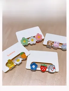 Gros plan d'un lot de mini pinces à cheveux en acrylique avec ours et fleurs