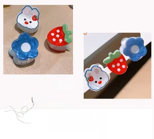 Détails de mini pinces à cheveux en acrylique avec formes lapin fraise et fleurs bleues