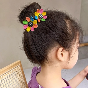 Chignon fleur au crochet coloré pour filles avec détail central à pois blancs