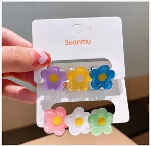Détail de 6 barrettes fleurs en acrylique coloré pour filles aux tons acidulés