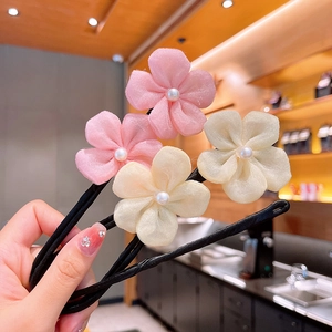Machine à chignon élégante avec fleurs en tissu et perles sur cadre noir flexible