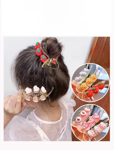 Dettagli di graziose mollette per bambine con fragole e coniglietti per acconciature moda