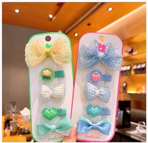 Vista dettagliata delle clip per capelli a fiocco macaron e forcine a cuore per bambine