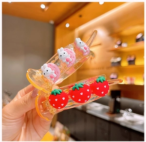 Dettaglio dei fermagli per capelli con coniglietto 3D e fragole per bambine