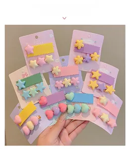 Détail macro de barrettes colorées en résine aux formes d'étoiles et de fleurs