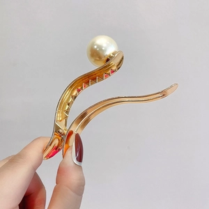 Pince à cheveux élégante en alliage doré avec perle dans un design ondulé épuré