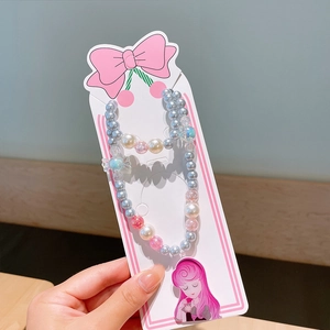 Detail von blauen Perlen Halskette und Armband Set für Kinder mit Bonbon-Anhängern