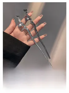 Détail d'épingles à cheveux en métal ondulé irrégulier en argent et noir fusil