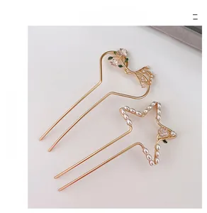 Detail van gouden haarspelden met hart en parels voor elegante opgestoken kapsels