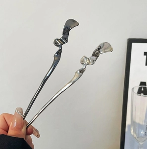 Lot de deux épingles à cheveux en métal liquide argenté au design ondulé minimaliste