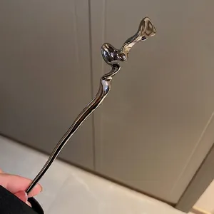 Pic à cheveux moderne en métal ondulé avec finition argentée polie pour coiffures simples