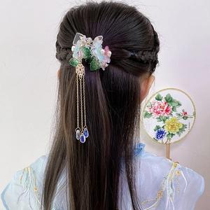 Detail von floralem Haarkamm mit langen Quasten und Harzblüten für chinesischen Hanfu