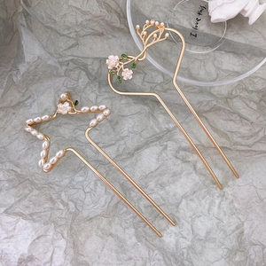 Elegante gouden U-vormige haarspelden met emaille bloemen, bladeren en parels