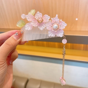 Detailansicht Haarkamm Kirschblüte in Rosa mit goldenen Quasten und Perlenbesatz