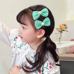 Barrettes à cheveux nœud tricoté vert menthe pour filles portées par un modèle enfant