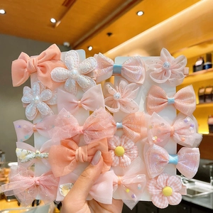 Détail de 16 barrettes roses pour filles avec nœuds en organza et perles synthétiques