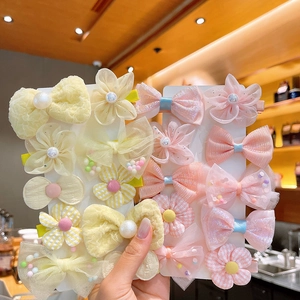 Gros plan de barrettes à fleurs en dentelle avec perles sur une carte d'affichage
