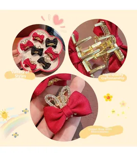 Detail von eleganten Haarklammern mit Strass-Krone und Schleife in Rot und Schwarz