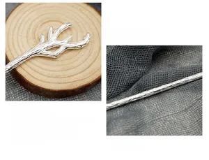 Détail de l'épingle à cheveux bois de cerf argentée avec texture bois et fini métallique