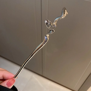 Forcina per capelli minimalista in metallo liquido argento con design ondulato per acconciature