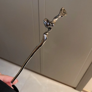 Forcina per capelli moderna in metallo argentato con design ondulato metallo liquido
