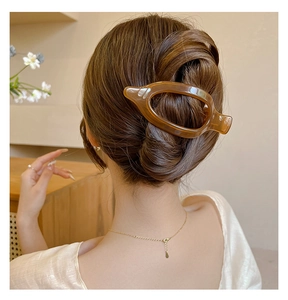 Vue détaillée de la pince à cheveux en résine ambrée pour coiffures élégantes