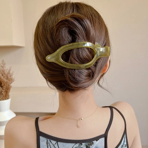 Pince à cheveux minimaliste vert olive en résine pour chignons et queues de cheval