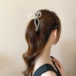 Pince à cheveux noeud gris transparent pour coiffure élégante en queue de cheval