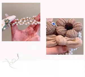 Dettaglio del fiore in maglia marrone e perline su questo elastico per capelli bambina