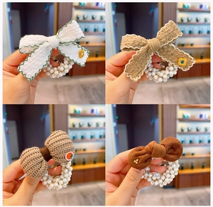 Dettagli di elastici per capelli con perle e fiocchi in tessuto marrone e fragole