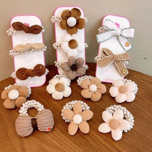 Set elastici per capelli marroni con fiori e fiocchi con perle per acconciature