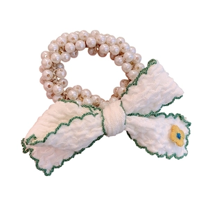 Elastico per capelli con perle, fiocco in tessuto bianco e ricamo a onde verdi