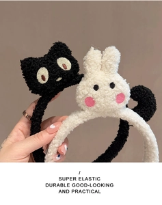 Dettaglio della fascia in peluche con ricami di gatto nero e coniglio bianco carini