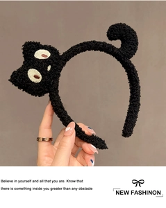 Dettaglio del cerchietto a gatto in peluche nero con texture morbida e ricami curati