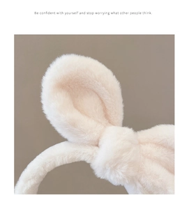 Detail van de pluche konijnenoren hoofdband in zacht crème imitatiebont met knoop