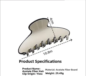 Détail de la pince à cheveux en acétate crème avec bord noir et dimensions 10,8cm x 4cm