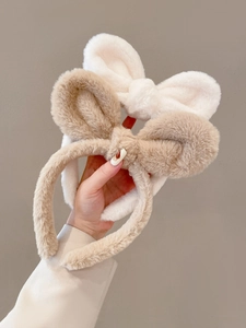 Detailopname van pluizige pluche haarbanden in beige en bruin met zachte vachttextuur