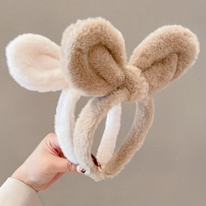 Schattige pluche konijnenoren hoofdband in beige en crème met zachte pluizige textuur